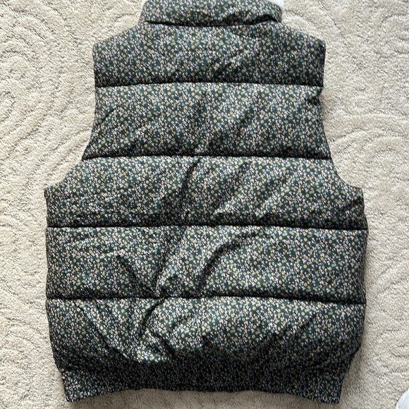 Universal thread floral puffer vest size medium green with Sherpa collar - Picture 7 of 11